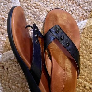 Gentle Souls Gilford Flip Flops, Black, 8